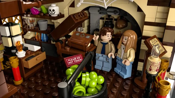 LEGO HOCUS POCUS - SANDERSON SISTERS COTTAGE! - Image 7